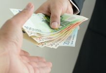 Hoxha dhe ruajtja e plotë e fesë së tij, – të pasurit i tallin dhe i nënvlerësojnë duke u dhënë diçka nga pasuria e tyre