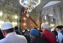 Gjeneza e obligueshmërisë së namazit të xhumasë dhe fshehtësitë hyjnore të tij