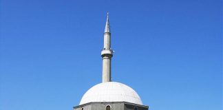 Roli Multidimensional i Xhamisë — Xhamia e Bajraklisë dhe Burojës Dëshmitarë të Gjallë