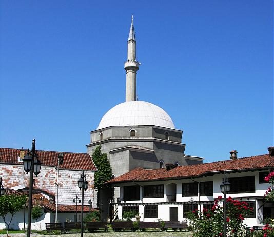 Roli Multidimensional i Xhamisë — Xhamia e Bajraklisë dhe Burojës Dëshmitarë të Gjallë